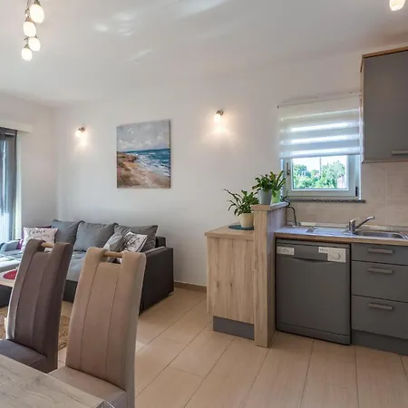 Appartamento Gorgeous In With Kitchen Porec
